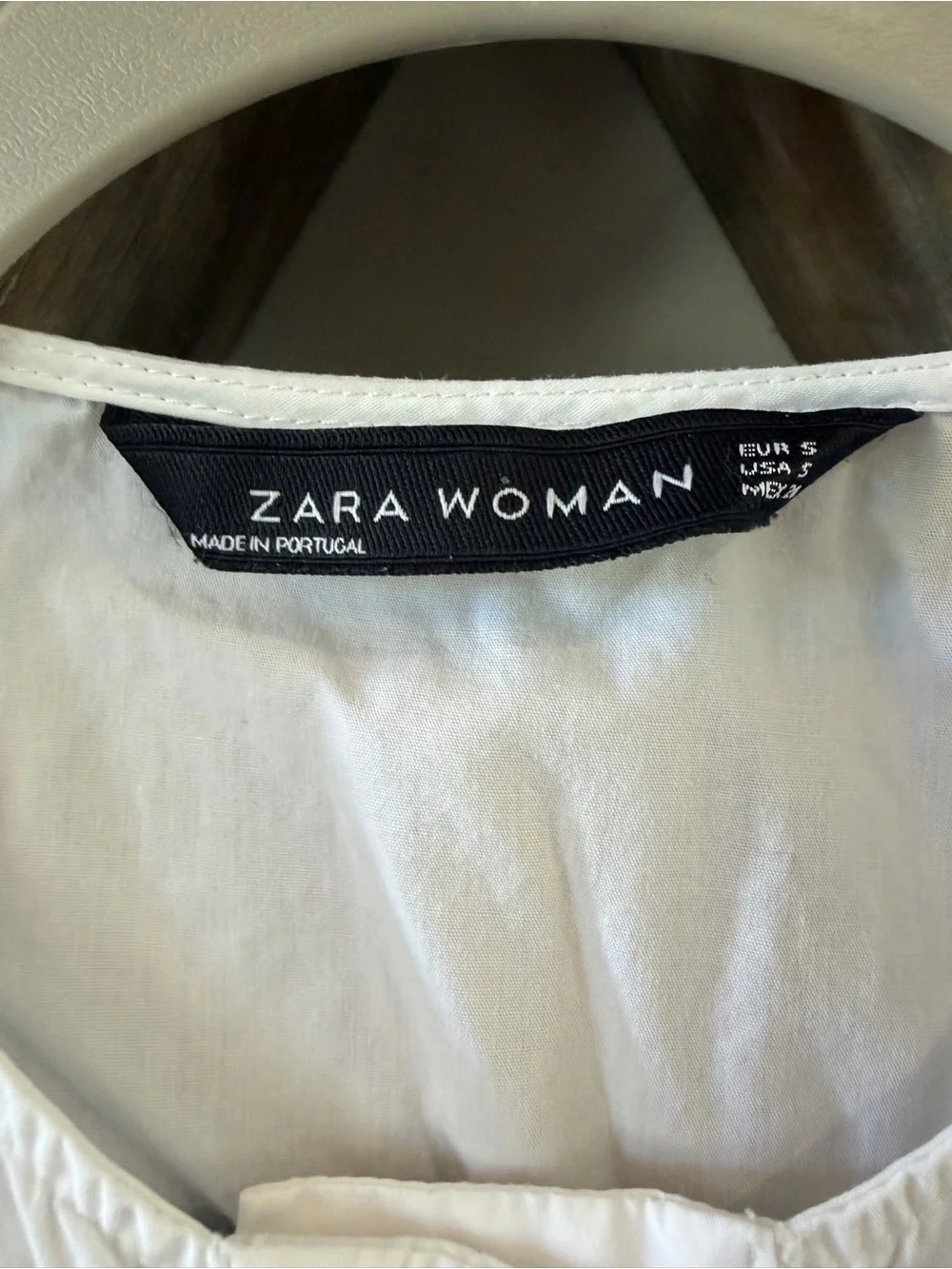 white Zara Woman topstitching blouse with puff sleeves. Size small.